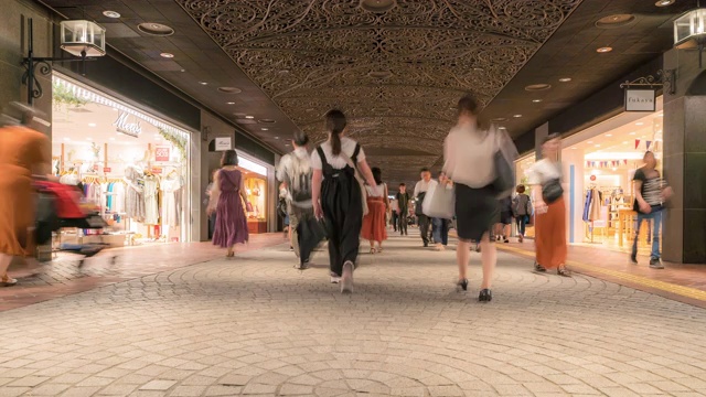 在日本福冈市中心的天神购物街上挤满了游客视频下载