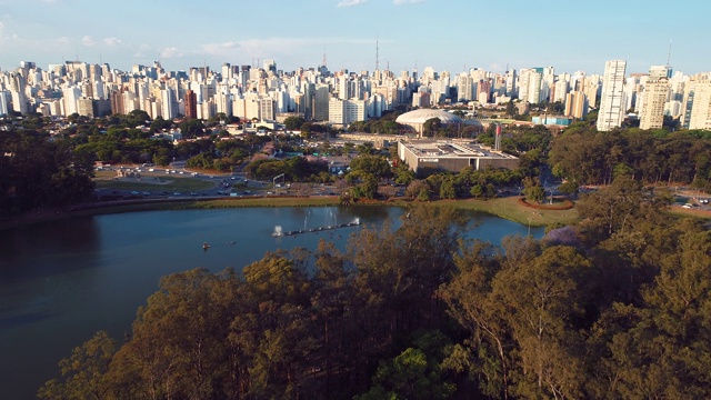 鸟瞰伊比拉普埃拉公园在美丽的一天，São圣保罗巴西。伟大的景观。视频下载