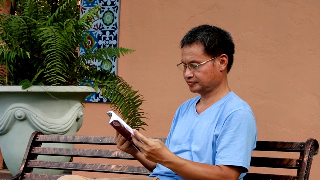 一个泰国人在花园里看书视频下载