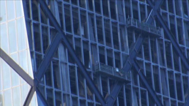 大楼的窗户是用钢格子做的。视频素材