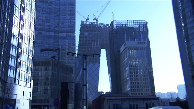 中国中央电视塔正在北京的现代摩天大楼附近建设。视频素材