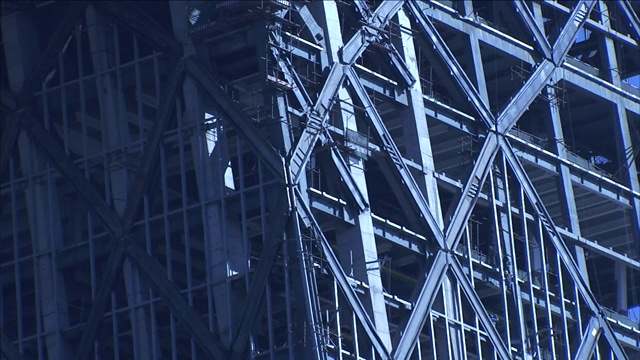随着下一层的完成和上一层的进展，央视大楼的建设接近完工。视频素材