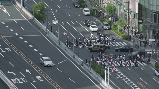 慢镜头行人在日本东京银座十字路口行走视频素材