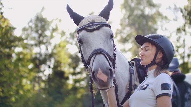 女人对她的马的爱和关怀视频下载
