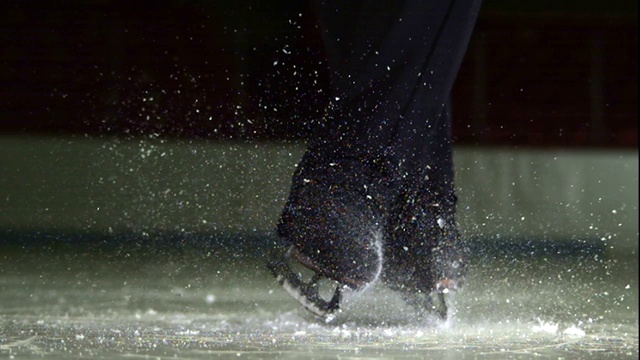 溜冰者在冰上旋转。视频素材
