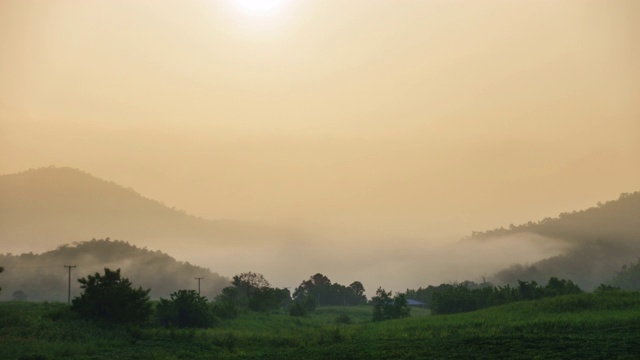 美丽的阳光在薄雾的早晨山脉的时间流逝视频素材