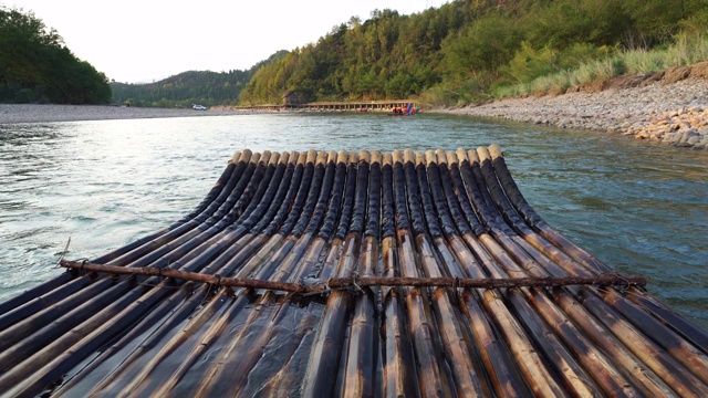 仙居河上的竹筏视频下载