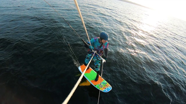 一个穿泳衣的男人的风筝滑板过程视频下载
