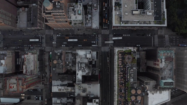 鸟瞰曼哈顿纽约市繁忙的街灯在史诗般的黄昏4K视频素材