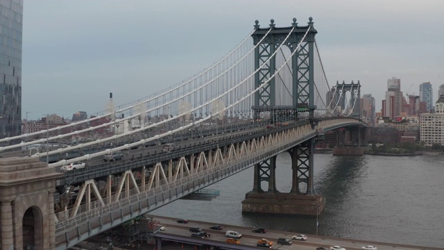 天线:带有东河和纽约市天际线的4K美丽大桥视频素材
