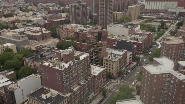 鸟瞰图:鸟瞰带有花园的纽约街区公寓大楼，阴郁的气氛//曼哈顿[4K]视频素材