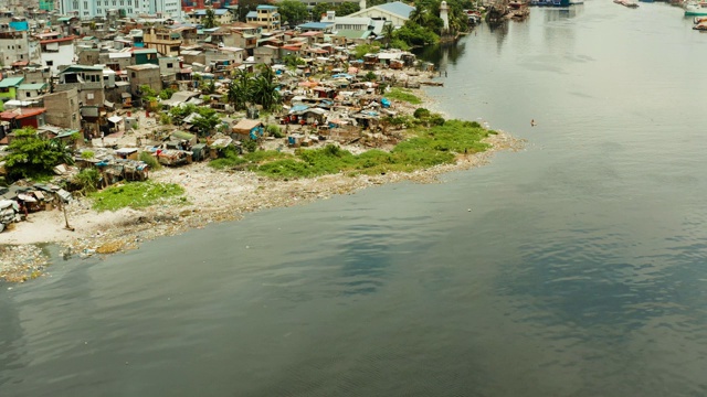 马尼拉的贫民窟，俯视图。生活垃圾对海洋的污染视频素材