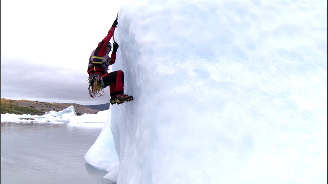冰上攀爬者用冰爪爬上冰川的表面。视频素材