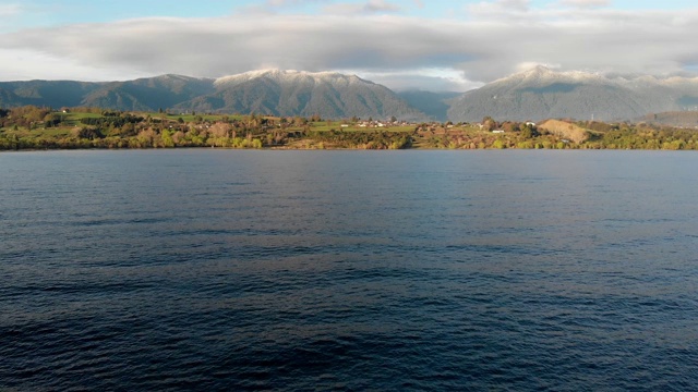 飞往智利南部的兰科湖海岸视频素材