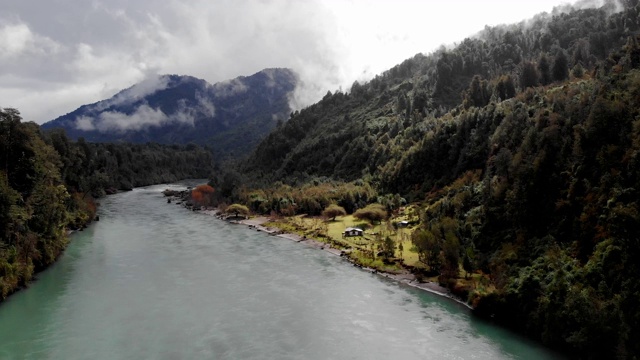 智利南部洛斯拉各斯地区的Petrohue河视频素材