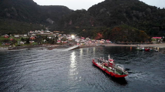 渡轮抵达智利南部的拉阿雷纳视频素材