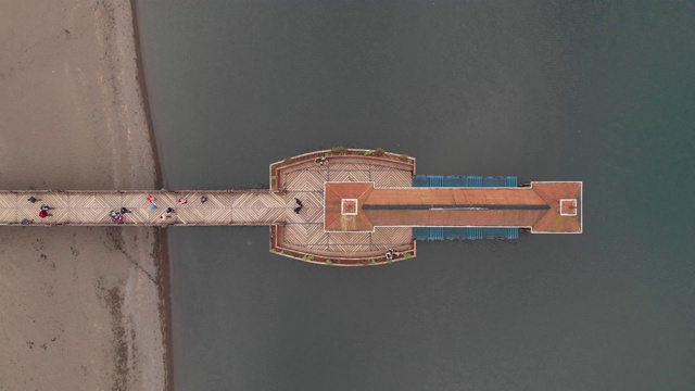 智利南部Llanquihue湖上Frutillar码头的鸟瞰图视频素材