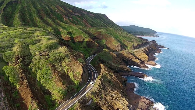 鸟瞰图蜿蜒的公路沿海岸，瓦胡岛，夏威夷视频下载