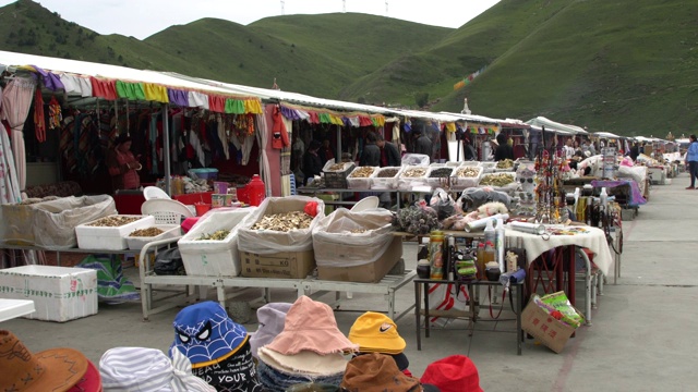 当地藏民在木崖金塔前出售纪念品，中国四川木崖金塔视频下载