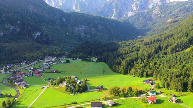 无人机电影村庄，山和湖周围的哈尔斯塔特村，奥地利阿尔卑斯山，上奥地利，欧洲视频素材