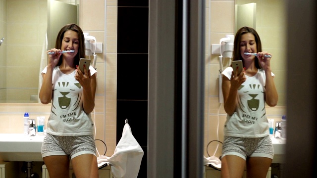 在浴室刷牙的漂亮女人视频素材