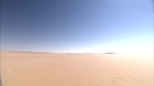 Gilf Kebir广阔的沙漠延伸到平坦的地平线。视频下载