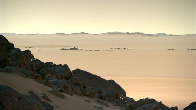 沙和岩层覆盖了撒哈拉沙漠Gilf Kebir地区。视频下载