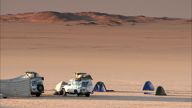 在撒哈拉沙漠的Gilf Kebir地区，帐篷建在suv旁边。视频下载
