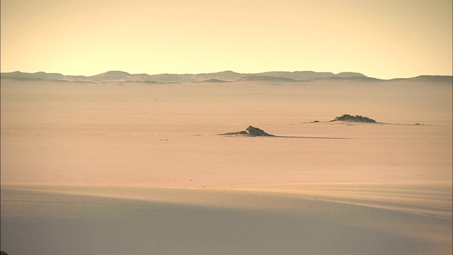 光滑的沙子覆盖了撒哈拉沙漠Gilf Kebir地区。视频下载