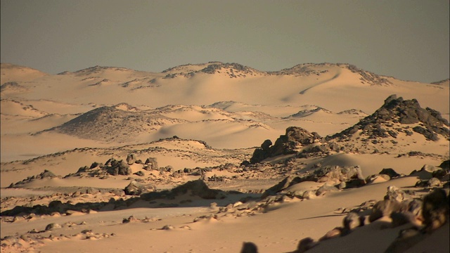 岩层分布在撒哈拉沙漠的吉尔夫·凯比尔地区。视频下载
