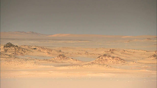 岩层分布在撒哈拉沙漠的吉尔夫·凯比尔地区。视频下载