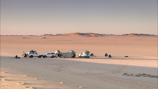 阴影落在了撒哈拉沙漠的Gilf Kebir地区的一个营地上。视频下载