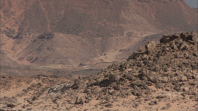 悬崖耸立在吉尔夫凯比尔贫瘠的峡谷之上。视频下载