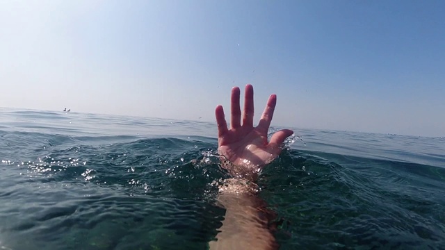 海中溺水者之手视频素材