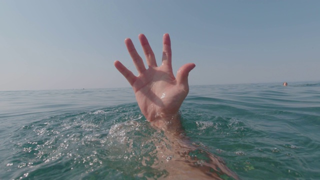 海中溺水者之手视频素材