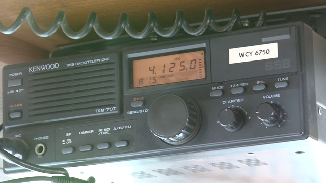 船上的收音机大声播放天气预报。视频下载