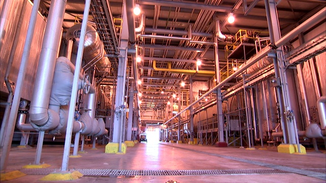 在工厂里，管道从地板延伸到天花板。视频下载