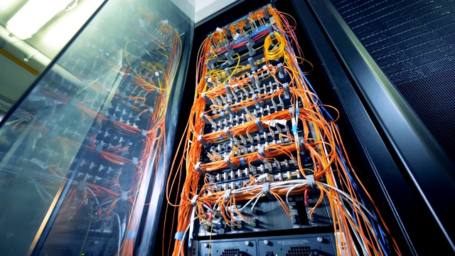 数据中心中连接服务器的多色电缆视频下载