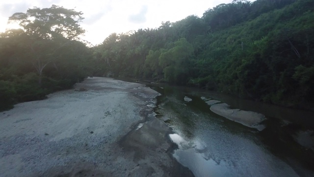 无人驾驶飞机将洪都拉斯沿岸河流注入大海视频下载