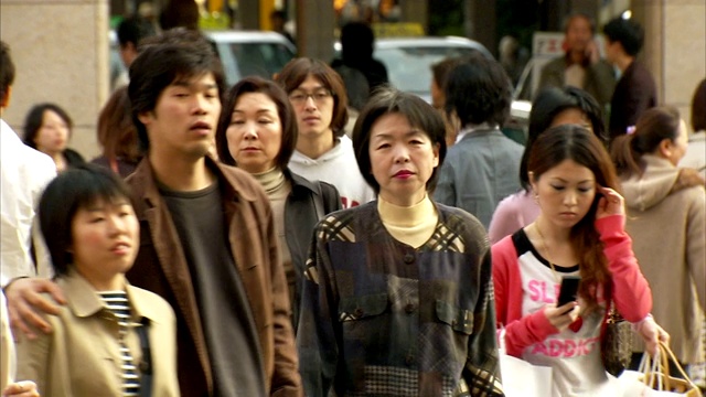 日本熊本，购物者穿过繁忙的十字路口。视频下载