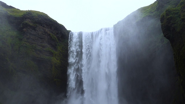 冰岛的Skogafoss瀑布视频素材