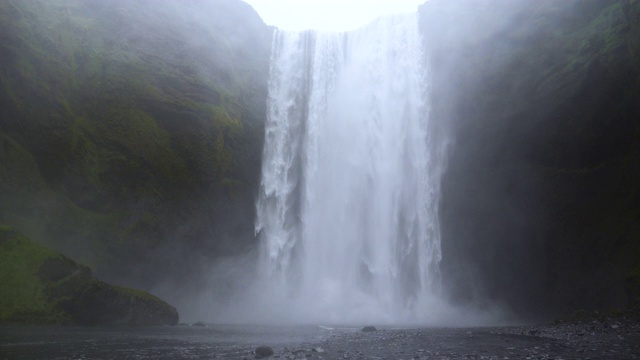 冰岛的Skogafoss瀑布视频素材