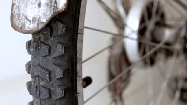 近景旋转旧自行车轮胎视频素材