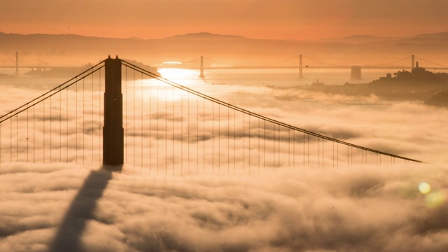 旧金山金门大桥日出在低雾晨光视频下载