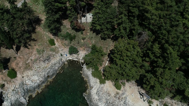 希腊爱奥尼亚岛科孚岛附近的无人机视频岛和塞尔维亚士兵陵墓视频素材