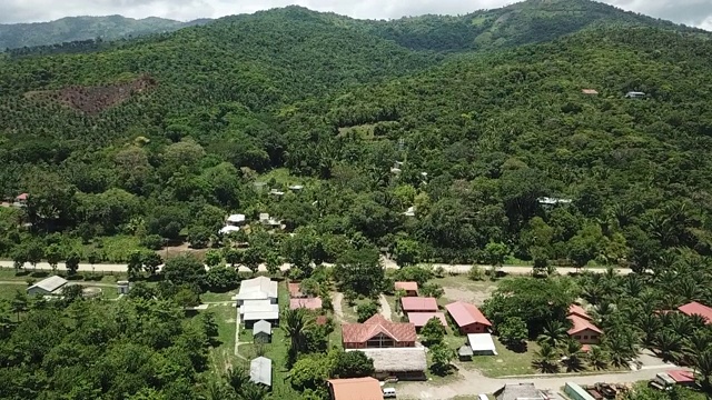 在洪都拉斯海边小镇上空飞行视频下载