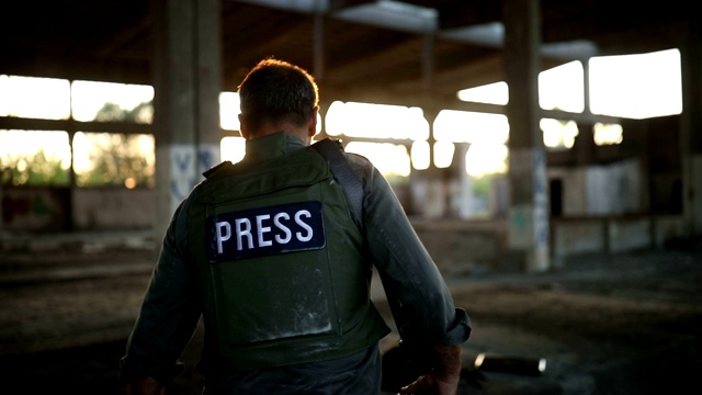 新闻记者在战区工作视频下载