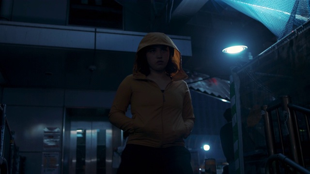 日本东京，一名穿着兜帽夹克的年轻女子在夜间行走视频下载