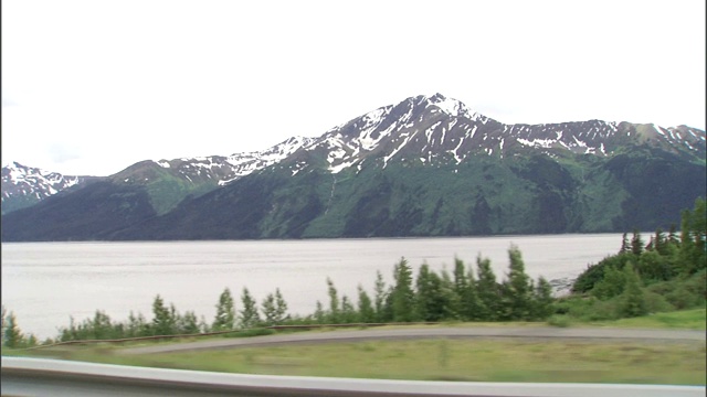 雪山与阿拉斯加的一个湖接壤。视频下载