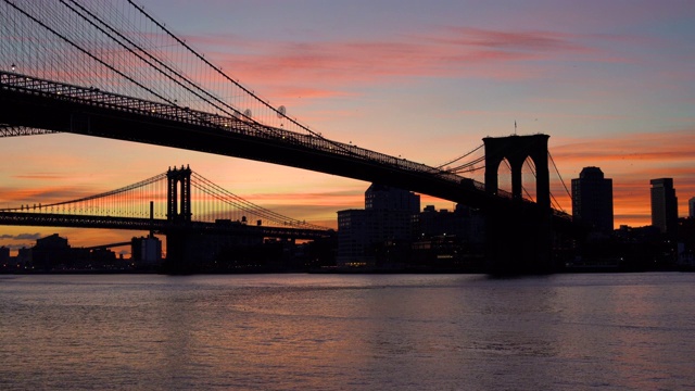 日出时的布鲁克林大桥和曼哈顿大桥/美国纽约市视频素材